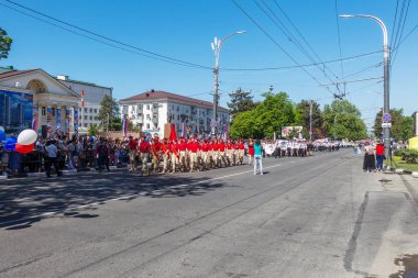 Novorossiysk, Rusya - 1 Mayıs 2018: Mayıs günü gösteri. Barış! İş! Mayıs! İnsanlar ile tatil geçit töreni sırasında Bayrak İşçi Bayramı kutlamak. 1 Mayıs günü tüm çalışan insanlar. Koloni içinde yürüyen insanlar