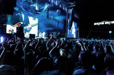 Odessa, Ukrayna - 25 Haziran 2016: Büyük kalabalık stadyum, yaratıcı ışık ve müzik gösterisi sırasında Ukrayna grubunun okyanus Elzy konserde eğleniyor. Partinin kulüp neşeli parlak gösteri