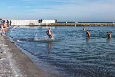 Odessa, Ukrayna - 19 Ocak 2016: Hıristiyan Ortodoks kilisesinin Baptist Karadeniz buzlu sularda Iususa İsa'nın John Ürdün Nehri'nde vaftiz günü banyo. Hıristiyan geleneğinde, yıkanarak