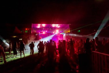 Odessa, Ukrayna - 5 Ağustos 2017: gösteri ışıklar. Lazer gösterisi. Gece kulübünde dj partileri müzik, ses parlak ışık ile dans kullanın. Club gece ışık dj parti kulübü. Duman ve ışıklar ile araba