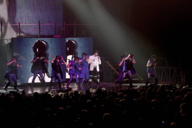 Odessa, Ukrayna, 17 Nisan 2012: Pop konser ikonik Rus şarkıcı Philip Kirkorov Odessa'daki. Ful ile parlak renkli ışık ve tiyatro gösterisi.