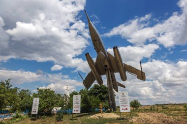 Odessa, Marinovka, Ukrayna 2018 yaklaşık: Büyük Vatanseverlik Savaşı ölen Sovyetler Birliği Kahramanı anıt. Anıt uçak savaşçı uçuş mavi gökyüzü