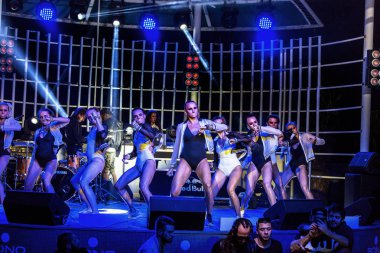 Odessa - 30 Mayıs: Gece kulübü ziyaret edenler için bir yeni ışık gösterisi yeni şeyler yapmak, tatilcilerin yaz tatil sezonu, 30 maya2014, Odessa, Ukrayna