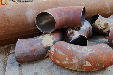 Odessa, Ukrayna - 2017 yaklaşık: Onarım şehir su kaynaklarının. Eski paslı metal borular plastik borular üzerinde değiştirme. Yeni modern teknolojiler kentsel mühendislik ağlar. Şehir su boru hattı