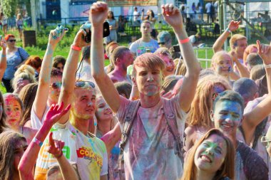 Odessa, Ukrayna - 5 Ağustos 2017: Gençler, bayanlar baylar bayram tatil sırasında renkli toz içine atma iyi eğlenceler. Festivali renkli boya. renkler aşk festival. Renk fest