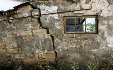 Özel terk edilmiş evde fakir mahallede daraltır. ev yok edildi. Evin duvarındaki çatlak. İmha eski evler, depremler, ekonomik kriz, terk edilmiş evler. Uygun olmayan evin kırık