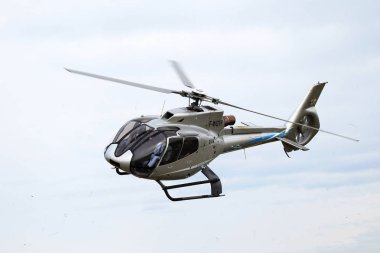 Odessa, Ukrayna - 4 Haziran 2013: Bulutlu bir günde yaz özel test ışık modern sivil helikopter iş sınıfı küçük bir özel Havaalanı sunumu