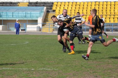 Odessa, Ukrayna - 29 Eylül 2018: Final Oyunları Şampiyonası Ukrayna'nın en güçlü takımları Rugby-7. Rugby topu alan üzerinde. Rugby topu için ağır mücadele sahip. Takım sporcular oyuncular sahada