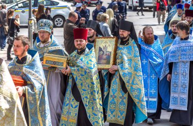 Odessa, Ukrayna - 23 Nisan: Alay mucizevi simgesi olan Tanrı Kasperovskaya anne. Mezar taşı yazısı kiliseden yapılır ve sokaklar cemaat dolu, din adamları türbelerin 23 Nisan 2014 Odessa, Ukrayna