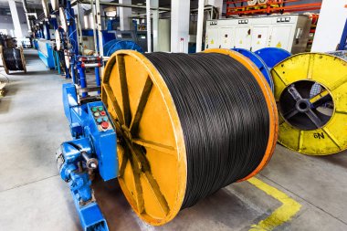 elektrik kablo üretim eski fabrika içinde. eskimiş teknoloji 20 yüzyıl.