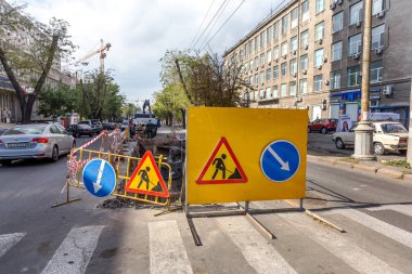 Odessa, Ukrayna-Ekim 18,2015: Modern teknolojileri bina. Yükleme noktası'nın altında otoyol delme tarafından plastik boru. Kablo ve boru çekme yeraltı Stroebe delinmiştir. Modern karmaşık plastik boru döşeme
