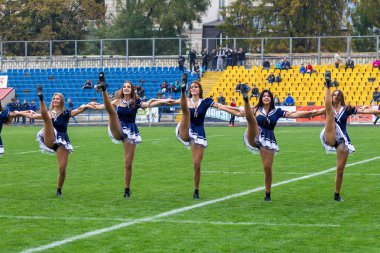 Odessa, Ukrayna - 21 Ekim 2017: Sahne alanı'nda çocuk. Genç çocuk topluluğu Stadyumu yeşil çimenlerin üzerinde Ulusal kostüm dans dans. Stadyumda dans çocuk