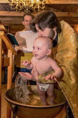 Odessa, Ukrayna - 26 Nisan 2014: Kutsal Ortodoks bir küçük ahşap Hıristiyan Kilisesi 26 Mayıs 2014 Odessa, Ukrayna yeni doğan bebek vaftiz ayini ayini.