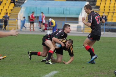 Odessa, Ukrayna - 29 Eylül 2018: Final Oyunları Şampiyonası Ukrayna'nın en güçlü takımları Rugby-7. Rugby topu alan üzerinde. Rugby topu için ağır mücadele sahip. Takım sporcular oyuncular sahada