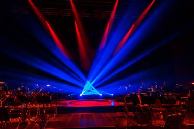 Sahne ışıkları. Arka planda göstermek. Karanlığın içinde bir ışık var. Tiyatro sahne iç projektör ile aydınlatılır. Sahne ışıkları ve duman sahneleri konser sırasında. Lazer gösterisi sahne tiyatro