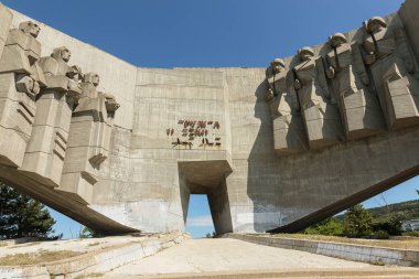 Varna, Bulgaristan - Cirka 2017: Terk edilmiş, Bulgar ve Sovyet halkların ebedi dostluk Anıtı daraltma. Terk edilmiş ve beton ebedi ateş dostluk, halk tarafından döktü