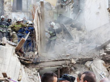 Odessa, Ukrayna - 23 Mayıs: Konut binası deprem sırasında yok. Kurtarma ekipleri ve gönüllü ve askeri ayrı arayışı içinde yaşayan, 23 Mayıs 2013 moloz Odessa, Ukrayna