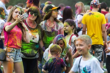 KRASNODAR, RUSSIA - May11,2018: Renkler Festivali, geleneksel Hint Holi festivali. Gençler Holi bayramında renkli pudra atarken eğleniyorlar. Renkli boya festivali. Renk Festivali
