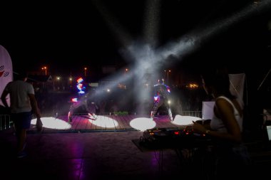 Odessa, Ukrayna - 5 Ağustos 2017: gösteri ışıklar. Lazer gösterisi. Gece kulübünde dj partileri müzik, ses parlak ışık ile dans kullanın. Club gece ışık dj parti kulübü. Duman ve ışıklar ile araba