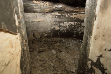 Terk edilmiş bir harabe binada bir antik 18. yy binası mistik iç, kalıntıları. Eski duvarlar, çöp ve çamur ile koridor mahvetti. Kalıp, alçı dekorasyon, kısma yok