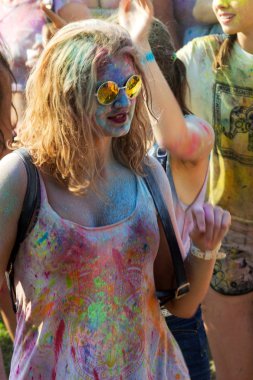 Odessa, Ukrayna - 5 Ağustos 2017: Gençler, bayanlar baylar bayram tatil sırasında renkli toz içine atma iyi eğlenceler. Festivali renkli boya. renkler aşk festival. Renk fest