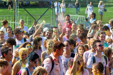 Odessa, Ukrayna - 5 Ağustos 2017: Gençler, bayanlar baylar bayram tatil sırasında renkli toz içine atma iyi eğlenceler. Festivali renkli boya. renkler aşk festival. Renk fest
