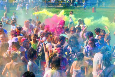 Odessa, Ukrayna - 5 Ağustos 2017: Gençler, bayanlar baylar bayram tatil sırasında renkli toz içine atma iyi eğlenceler. Festivali renkli boya. renkler aşk festival. Renk fest