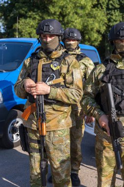 Odessa, Ukrayna - 1 Ağustos 2018: özel kuvvetler Ukraynalı polis özel silahlar ile tam savaş formunda saflarında. Urkainain özel kuvvetler çevik mukabele polis, Anti-terör asker