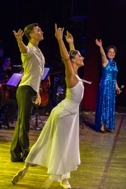 Odessa, Ukrayna - Ağustos 8,2018: bale dansçıları çifti ise şarkı şarkıcı aşkın romantik dansı dans etmek. Kadın ve erkek birlikte beyaz dans sahnede dans ediyorlar. Bale ve modern koreografi