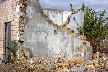 Eski endüstriyel fabrika binaları kalıntıları ile manzara. Moloz ile terk edilmiş bir fabrika iç yağma ve atık. Ukrayna ekonominin çöküşü. Odessa