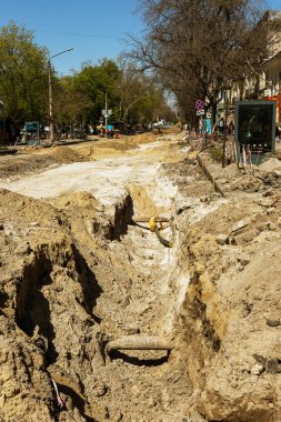 Odessa, Ukrayna - 25 Nisan 2017: Metro siperlerine komün için. İnşaat işçileri döşeme ve Metro araçları veya hizmet borular inşaat sitede yükleme için siperler kazmak.