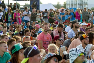 Odessa, Ukrayna -25 Ağustos 2017: büyük kalabalık, müzik sırasında rock konserinde hayranlarını gün boyunca. Seyirci kum Beach müzik ve spor festivali Z-Oyunlar sırasında
