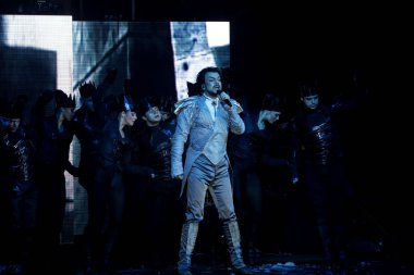 Odessa, Ukrayna, 17 Nisan 2012: Pop konser ikonik Rus şarkıcı Philip Kirkorov Odessa'daki. Ful ile parlak renkli ışık ve tiyatro gösterisi.
