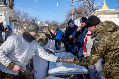 Odessa, Ukrayna - 19 Ocak 2016: Ukrayna ordusu alanın mutfakta yemek hazırlama ve askeri buğday dondurucu kurtarma ekipleri ve evsizler sokakta sırasında ağır frosts beslemeleri. Kurtuluş kışın insanlara yardım etmek,