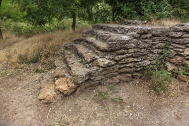 Eski bir dış taş merdiven açın. Taş, çimento eski merdiven ayrışma ve imha ile adımları. Yıpranmış adımları eski kırık taş merdiven kırık bir antik taş merdiven, antik
