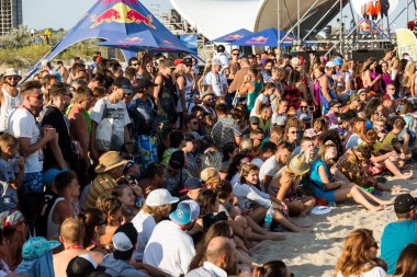 Odessa, Ukrayna -25 Ağustos 2017: büyük kalabalık, müzik sırasında rock konserinde hayranlarını gün boyunca. Seyirci kum Beach müzik ve spor festivali Z-Oyunlar sırasında
