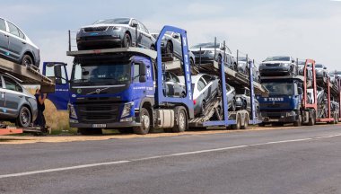 Odessa, Ukrayna 1 Eylül 2017: Araba taşıyıcıları arabaya taşımak. Özel kamyonlar arabayla taşımacılığı. Çok katmanlı ulaşım araçları için özel römork. Arabalar römork taşıma