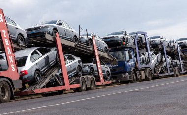 Odessa, Ukrayna 1 Eylül 2017: Araba taşıyıcıları arabaya taşımak. Özel kamyonlar arabayla taşımacılığı. Çok katmanlı ulaşım araçları için özel römork. Arabalar römork taşıma