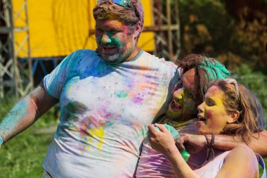 Odessa, Ukrayna - 5 Ağustos 2017: Gençler, bayanlar baylar bayram tatil sırasında renkli toz içine atma iyi eğlenceler. Festivali renkli boya. renkler aşk festival. Renk fest