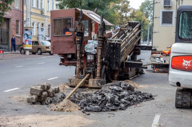 Odessa, Ukrayna-Ekim 18,2015: Modern teknolojileri bina. Yükleme noktası'nın altında otoyol delme tarafından plastik boru. Kablo ve boru çekme yeraltı Stroebe delinmiştir. Modern karmaşık plastik boru döşeme