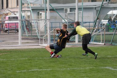 Odessa, Ukrayna - 29 Eylül 2018: Final Oyunları Şampiyonası Ukrayna'nın en güçlü takımları Rugby-7. Rugby topu alan üzerinde. Rugby topu için ağır mücadele sahip. Takım sporcular oyuncular sahada