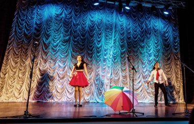 Odessa, Ukrayna - 24 Aralık 2015: şarkı ve parlak renkli kıyafetler içinde sahnede dans çocuk müzik grupları. Duygusal, çocukların müzik sahne gösterisi dokunmadan.