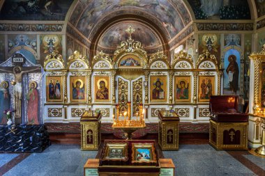 Odessa, Ukrayna: İç Ortodoks Kilisesi, sunak, İkonostasisin ve güzel tarihi mimari kemerler, simgeler, freskleri, bas-reliefs doğal altın yaldız ışık, boyalı