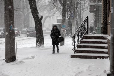 Odessa, Ukrayna-Ocak 16, 2018: Güçlü kar yağışı, Siklon kışın şehir sokaklarda. Arabalar karla kaplıdır. Kaygan yol. Kışın kötü hava: şiddetli kar yağışı ve kar fırtınası. Yayalar kar üzerinde gitmek