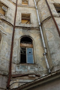 Terk edilmiş bir harabe binada bir antik 18. yy binası mistik iç, kalıntıları. Eski duvarlar, çöp ve çamur ile koridor mahvetti. Kalıp, alçı dekorasyon, kısma yok