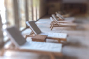 Bir rekreasyon alanı kamp içinde yüzme havuzu arka plan bulanık. Bulanık iç Havzası ile sıcak koyu renkler. Yaratıcı moda tasarımı için temel olarak.