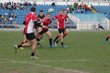 Odessa, Ukrayna - 29 Eylül 2018: Final Oyunları Şampiyonası Ukrayna'nın en güçlü takımları Rugby-7. Rugby topu alan üzerinde. Rugby topu için ağır mücadele sahip. Takım sporcular oyuncular sahada