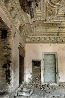 Terk edilmiş bir harabe binada bir antik 18. yy binası mistik iç, kalıntıları. Eski duvarlar, çöp ve çamur ile koridor mahvetti. Kalıp, alçı dekorasyon, kısma yok