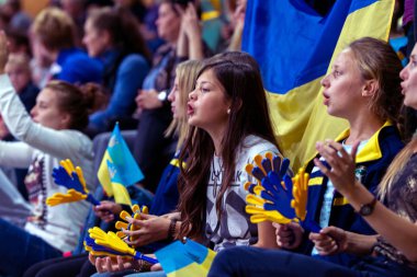 Odessa, Ukrayna - 16 Eylül 2016: Seyirci Bayanlar Voleybol Avrupa Şampiyonası sırasında tribünlerde. Oyun oyun favori kadın takımın başına taraftarların duygusal deneyimler