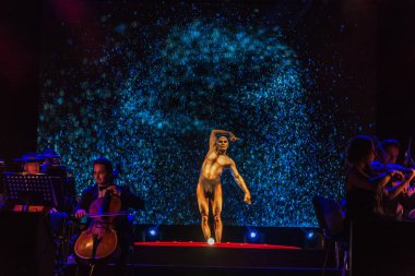 Odessa, Ukrayna - 8 Ağustos 2018: Ünlü hokkabaz Victor Ki tiyatro juggles beyaz parlak topları ile sahnede parlak mistik gösterisinde. Parlak göstermek - ustaca virtüözlük ile topları hokkabazlık